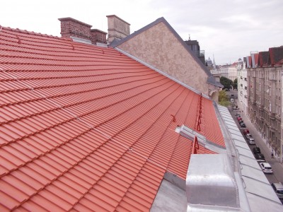 Neuherstellung der Dacheindeckung in TONDACH-Ziegel sowie neue Rheinzink Verblechungen